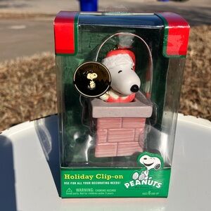 2010 Peanuts Santa Snoopy clip-on ornament/keychain/bag clip - 60 years